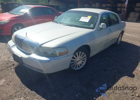 2004 Lincoln Town Car Ultimate from USA, damaged, VIN 1LNHM83W64Y687669